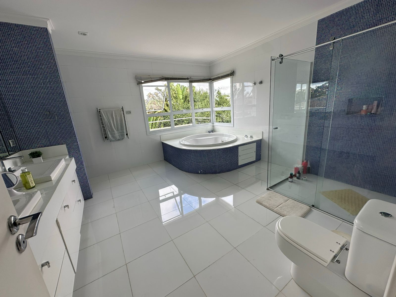 Foto 46 de Casa Alto Padrão à Venda em Aldeia da Serra | 1027m² | 4 Suítes | Área de Lazer Completa | Alpha DL