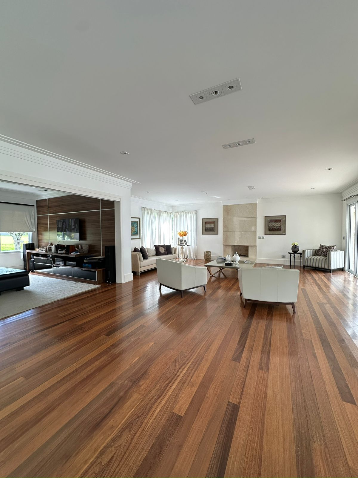 Foto 25 de Casa Alto Padrão à Venda em Aldeia da Serra | 1027m² | 4 Suítes | Área de Lazer Completa | Alpha DL