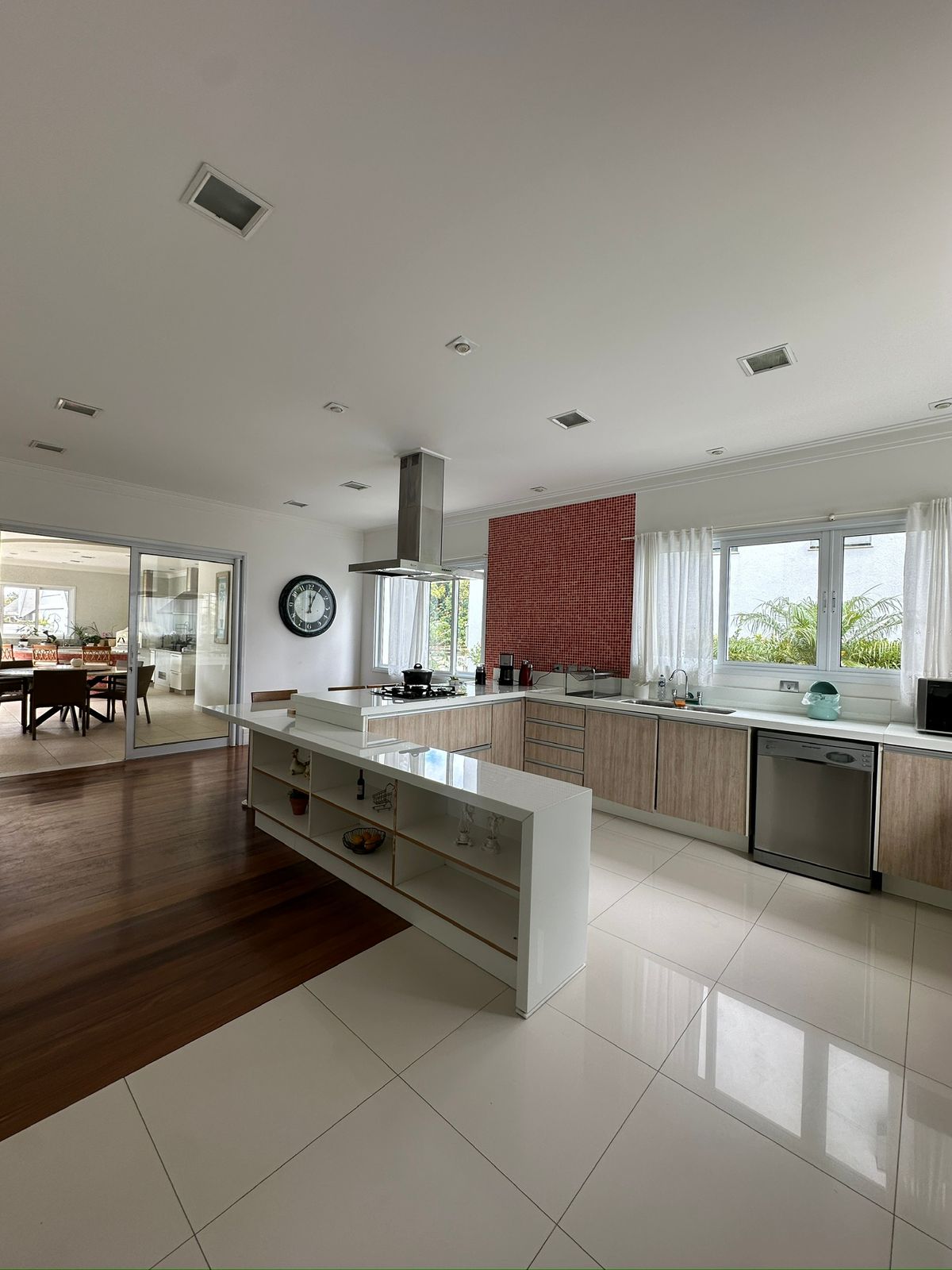 Foto 33 de Casa Alto Padrão à Venda em Aldeia da Serra | 1027m² | 4 Suítes | Área de Lazer Completa | Alpha DL