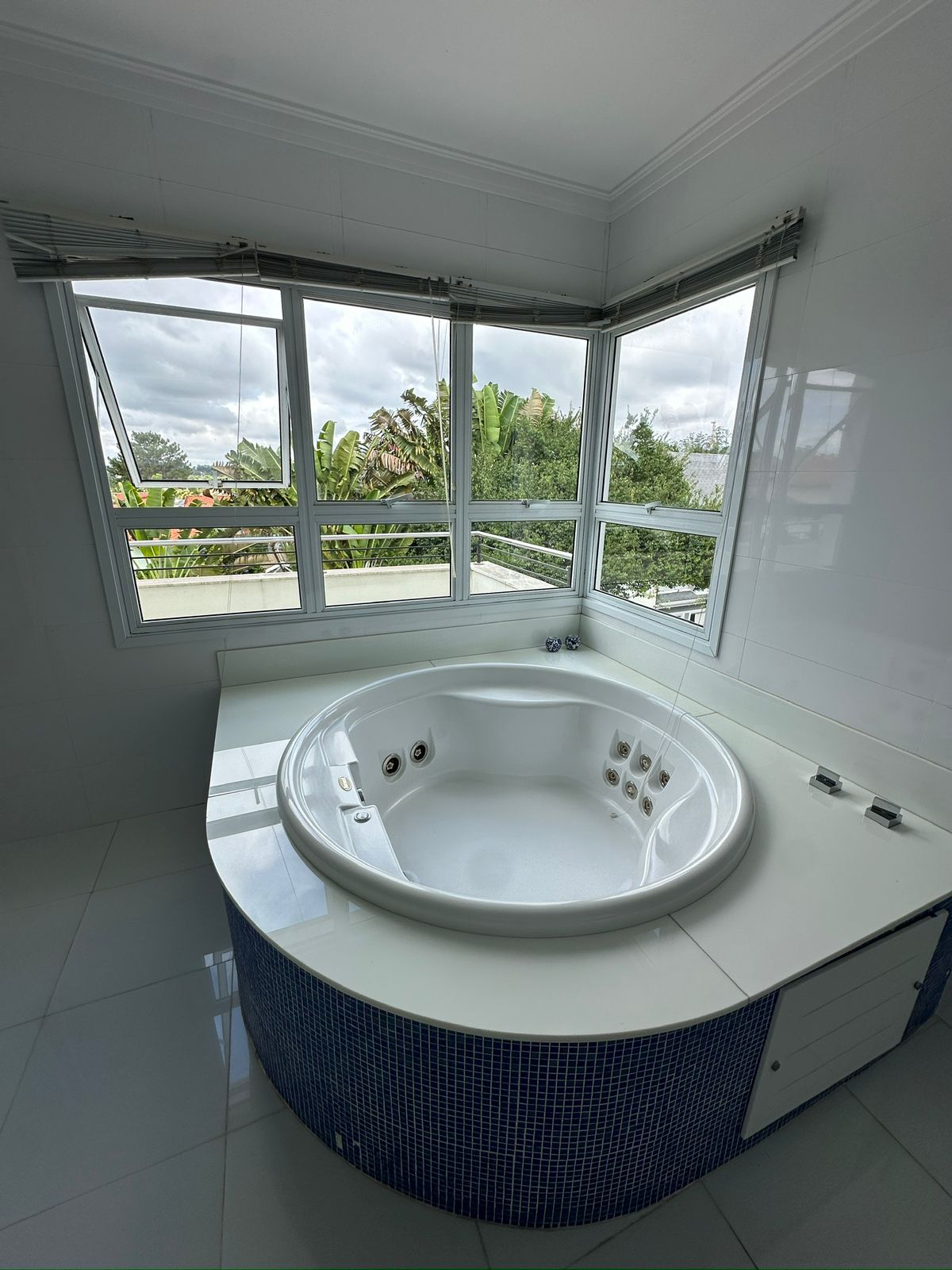 Foto 45 de Casa Alto Padrão à Venda em Aldeia da Serra | 1027m² | 4 Suítes | Área de Lazer Completa | Alpha DL
