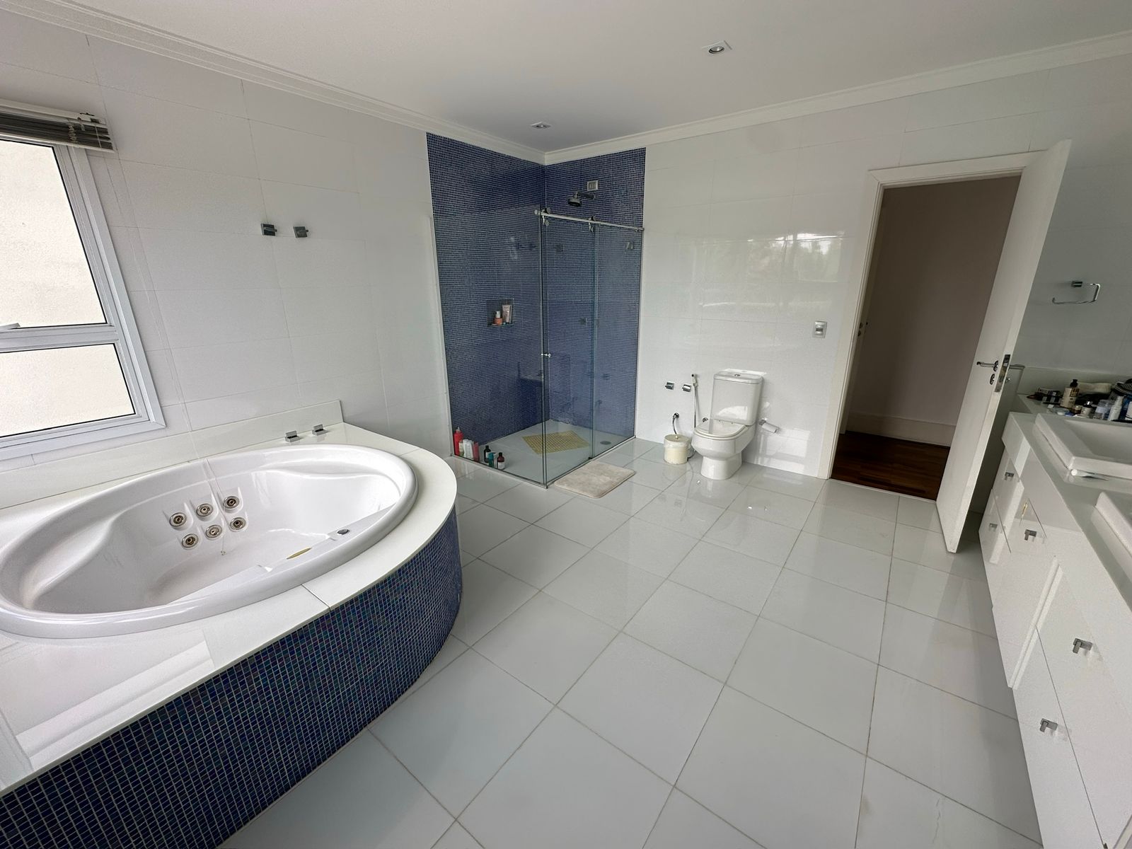 Foto 47 de Casa Alto Padrão à Venda em Aldeia da Serra | 1027m² | 4 Suítes | Área de Lazer Completa | Alpha DL