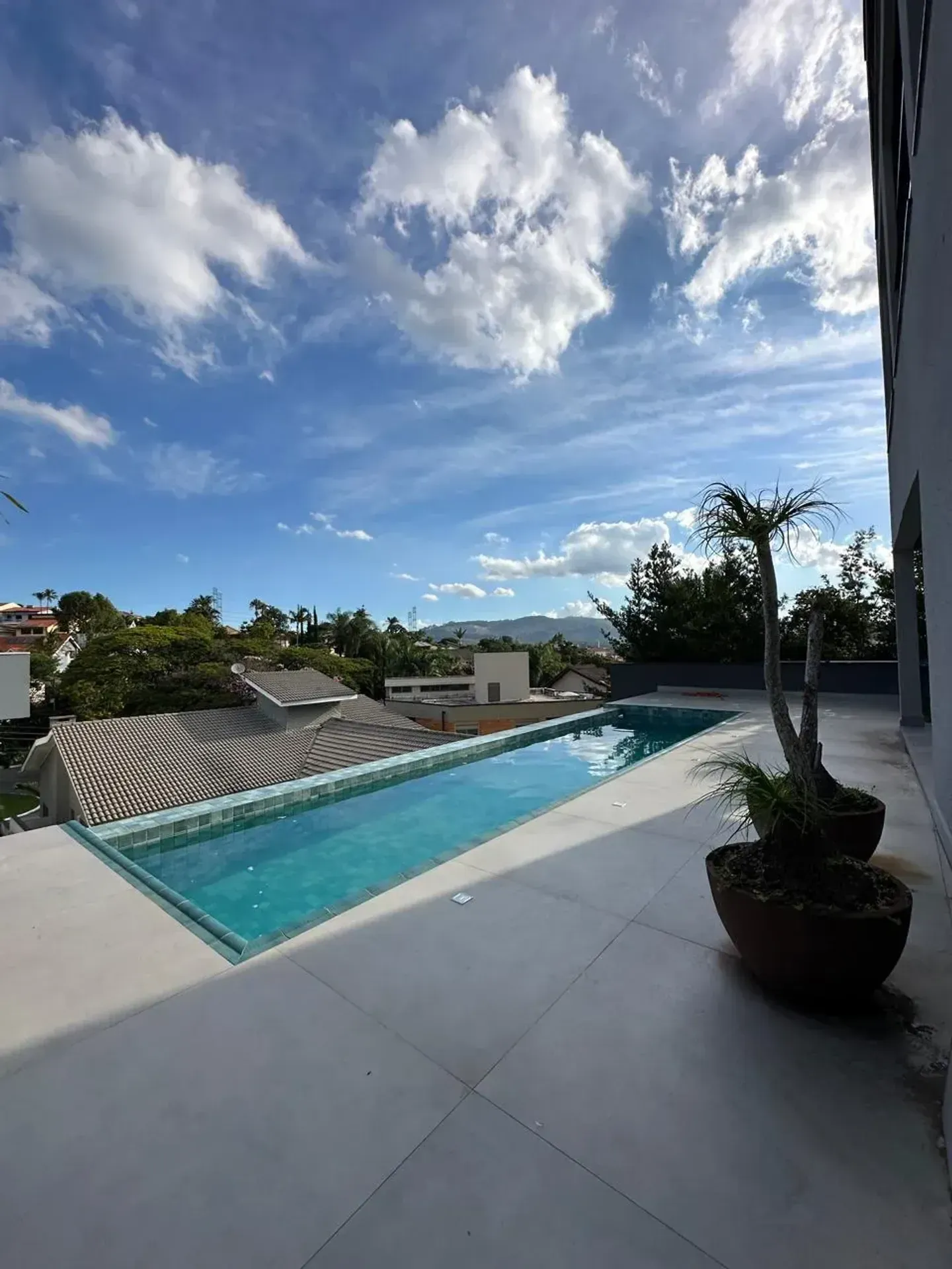 Foto 9 de Casa Nova à Venda em Alphaville | Recém Reformada | Vista para as Montanhas | 4 Suítes | Alpha DL