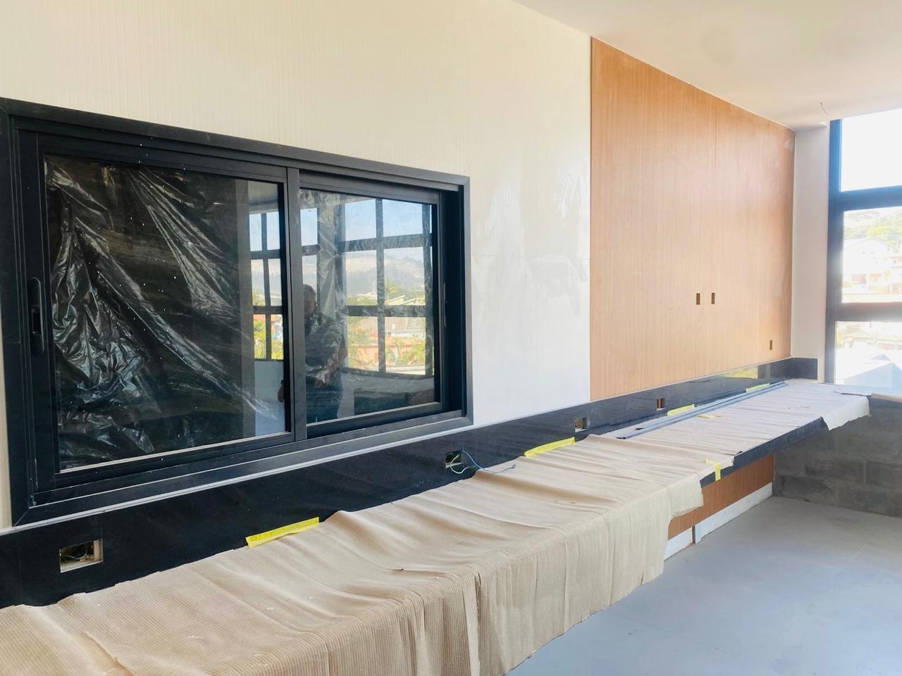 Foto 7 de Casa Nova à Venda em Alphaville | Recém Reformada | Vista para as Montanhas | 4 Suítes | Alpha DL