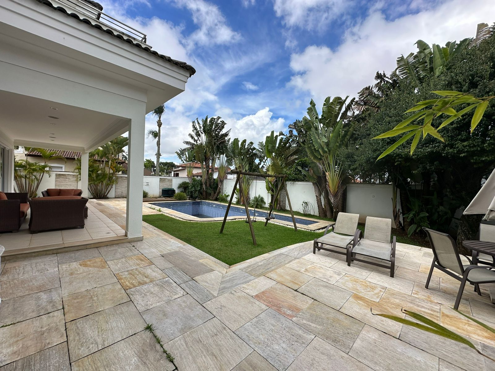 Foto 6 de Casa Alto Padrão à Venda em Aldeia da Serra | 1027m² | 4 Suítes | Área de Lazer Completa | Alpha DL