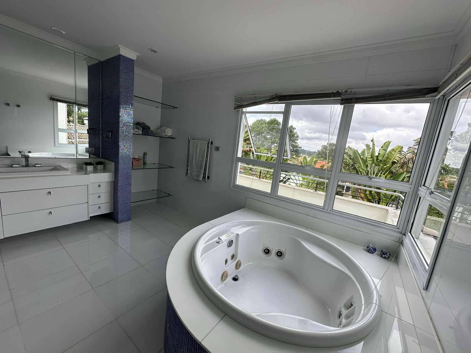 Foto 44 de Casa Alto Padrão à Venda em Aldeia da Serra | 1027m² | 4 Suítes | Área de Lazer Completa | Alpha DL