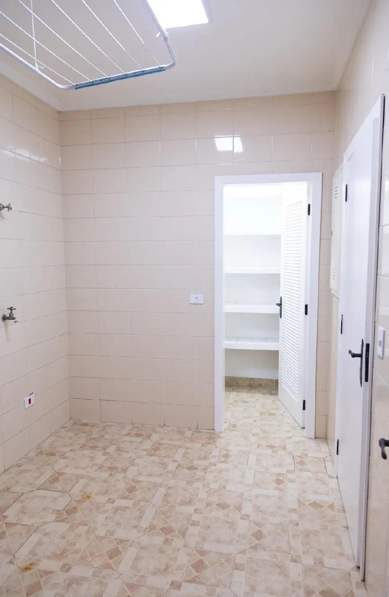 Foto 9 de Casa de Esquina para Locação | Área Não Edificante | Alphaville | Reformada | Piscina | Alpha DL