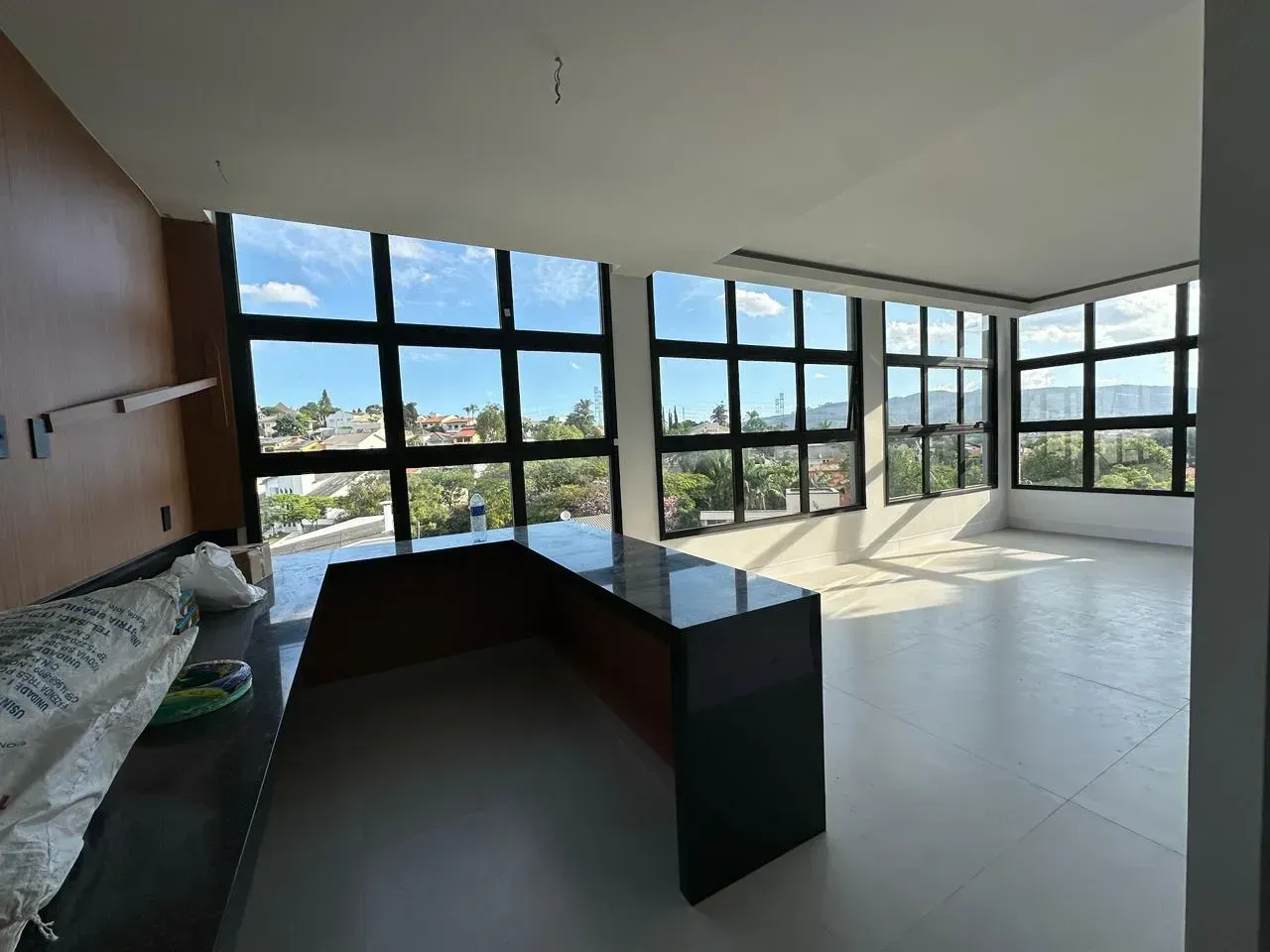Foto 8 de Casa Nova à Venda em Alphaville | Recém Reformada | Vista para as Montanhas | 4 Suítes | Alpha DL